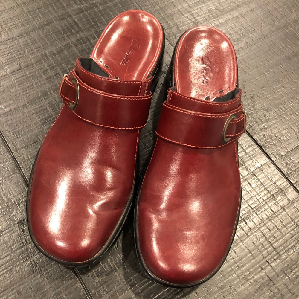 Clarks Ladies 6.5 Burgundy Mules